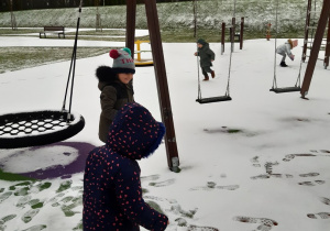 02 Dzieci bawią się na śniegu